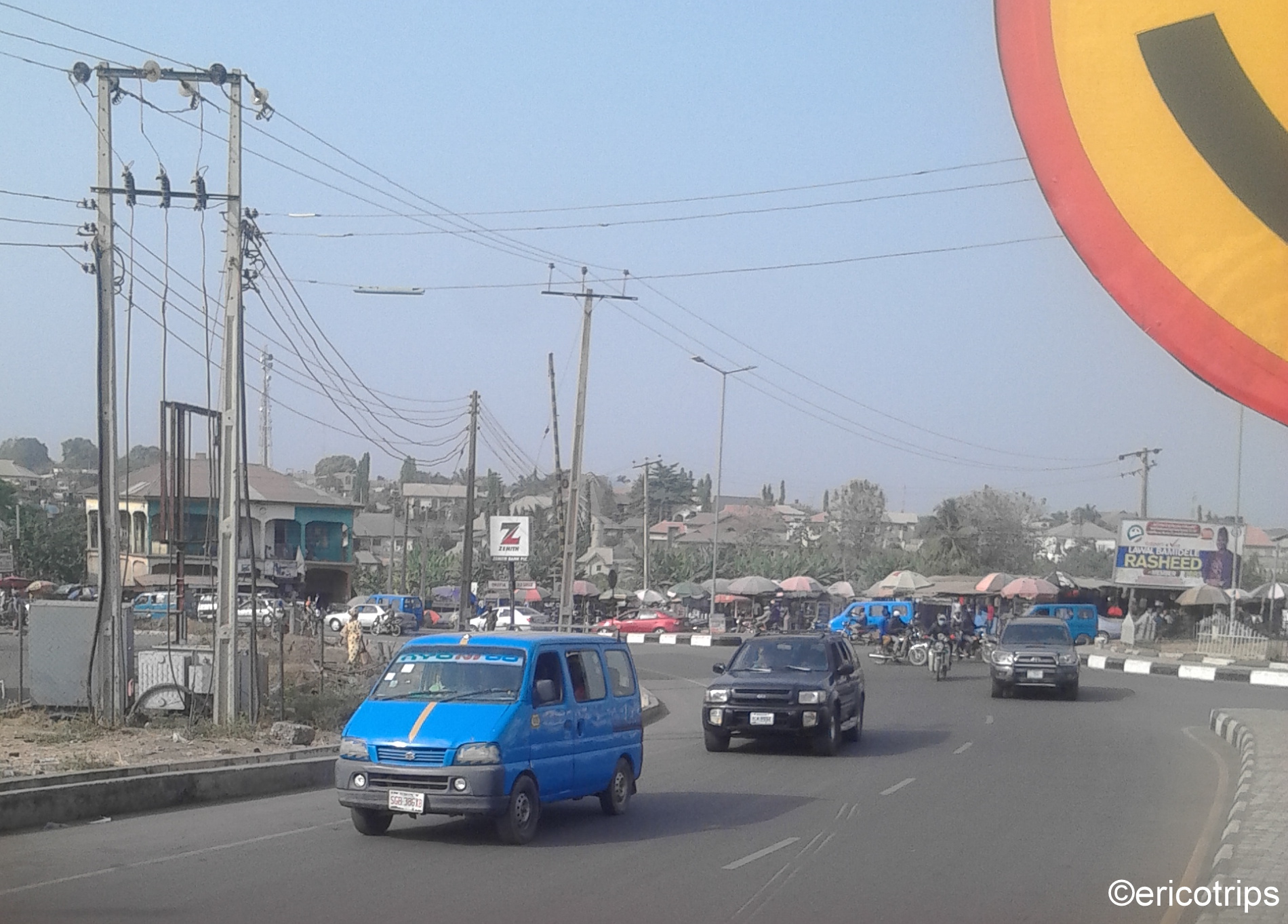 Minibus conveying commuters in Osogbo